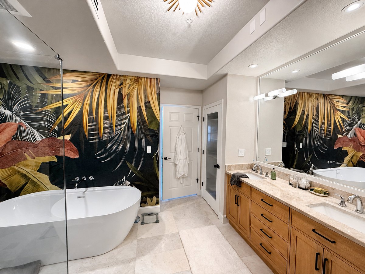 Master bath with palm-leaf feature wall